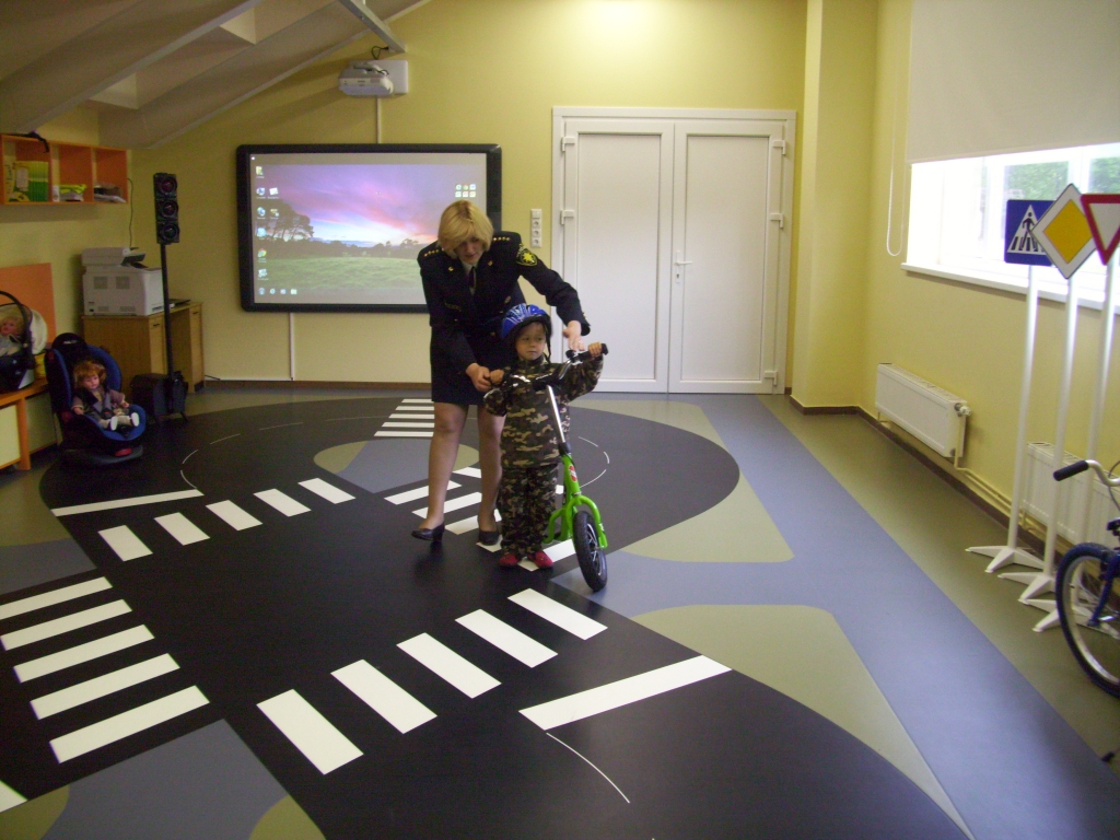 Valmierā iekārtota Vidzemes reģiona pārvaldes mācību klase, kurā sekmīgi tiek vadītas nodarbības pirmsskolas un vispārizglītojošo skolu jaunāko klašu audzēkņiem.
Autors: www.vp.gov.lv