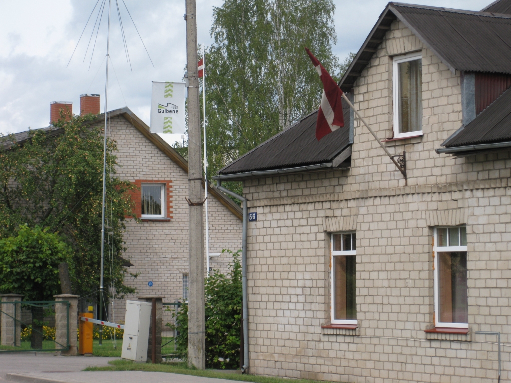 Neziņa, neizpratne vai karoga trūkums. Pie daudzu ēku fasādēm vakar nebija izkārts valsts karogs.
Autors: Inita Savicka