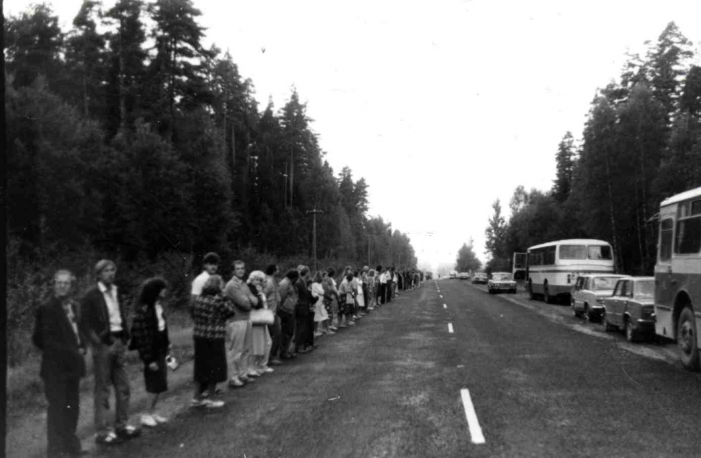 Valmieras novada ceļa posmā no Sauļiem līdz Rencēniem, sadodoties rokās, domājot vienas domas un elpojot vienā ritmā, pirms 25 gadiem “Baltijas ceļā” stāvēja arī Gulbenes novada ļaudis. Diemžēl šī ir gandrīz vienīgā fotogrāfija, kas saglabājusies kopš vēsturiskā notikuma. To publicējām arī pirms pieciem gadiem. Tāpēc aicinām “Baltijas ceļa” dalībniekus, kuriem ir fotogrāfijas, sūtīt tās uz “Dzirksteles” redakciju vai Gulbenes novada Vēstures un mākslas muzeju. 
Autors: no muzeja arhīva