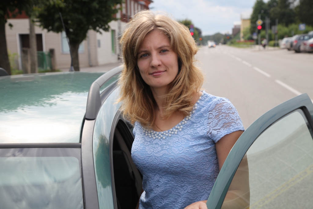 „Pirms pieciem gadiem es nevarēju iedomāties, ka strādāšu par pastnieci. Man patīk šis darbs, jo tas ir saistīts ar dažādiem cilvēkiem un arī lielu atbildību,” saka Vidzemes reģiona labākā pastniece Irita Laure, kura pasta sūtījumus klientiem piegādā motorizēti. 
Autors: Didzis Bauers
