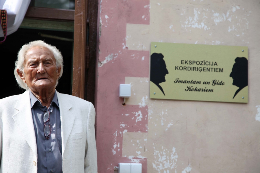 tautas mīlētie un cildinātie, mūsējie, savējie, tuvie, sirsnīgie un neatkārtojamie, ar prasīgumu, stingrību un humoru apveltītie, tā raksturojami mazās Beļavas pagasta Ozolkalna skoliņas puikas, šodien kora mākslas dižgari Imants un Gido (attēlā) Kokari. Viņu pirmajā skolā pagājušajā piektdienā svinīgi un ļoti sirsnīgi tika atklāta abiem brāļiem veltīta pastāvīgā ekspozīcija, kas no sākotnējās ieceres – neliela atmiņu istaba – jau piepildījusi trīs telpas. Tā ir emociju, sajūtu un dzīves notikumu ekspozīcija. Tās veidošanā aktīvi piedalījies un turpina to darīt Imanta dēls Uldis Kokars. 									                                             					          
Autors: Ginta Alberte