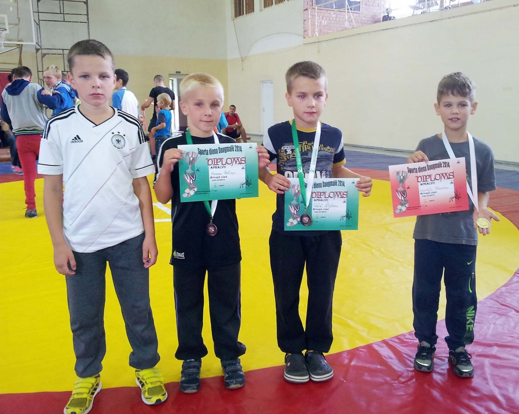 Gulbenes novadu brīvās cīņas sacensībās veiksmīgi pārstāvēja četri jaunie cīkstoņi - Sandis Abakoks (no labās),  Reinis Ķiploks, Mareks Ādiņš un Kosmoss Ādiņš. 			             
Autors: no personiskā ahīva