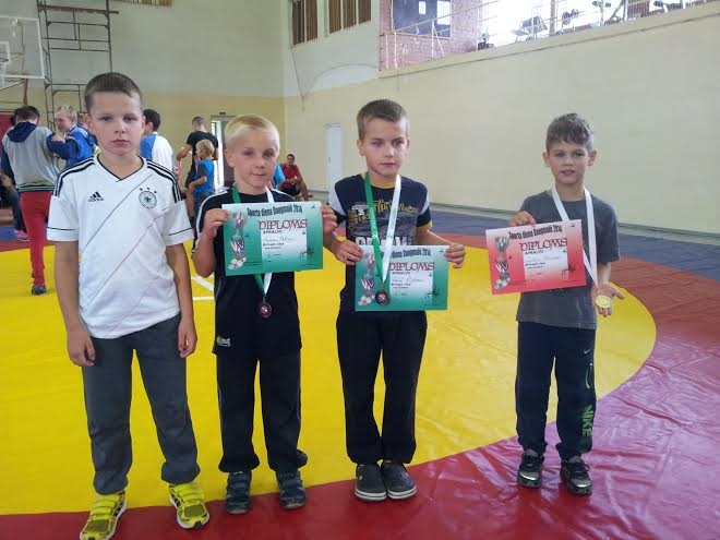 Gulbenes novadu brīvās cīņas sacensībās veiksmīgi pārstāvēja četri jaunie cīkstoņi - Sandis Abakoks (no labās),  Reinis Ķiploks, Mareks Ādiņš un Kosmoss Ādiņš
Autors: no personiskā arhīva