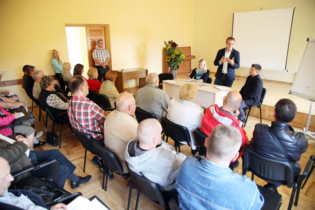 Gulbenes novada domes 3.stāva zāle bija pārpildīta, jo gan māju vecākie, gan pilnvarotās personas, gan citi ieinteresētie vēlējās uzzināt, kā veidosies sadarbība ar jauno sadzīves atkritumu apsaimniekotājfirmu SIA “Vides pakalpojumu grupa”, kas darbu Gulbenes novadā sāks 18.oktobrī. Uz tikšanos bija ieradies firmas direktors Guntars Levics (centrā), Gulbenes biroja vadītāja Marina Andrejeva un firmas izpildirektors Ģirts Baltrums.   															    
Autors: Gatis Bogdanovs