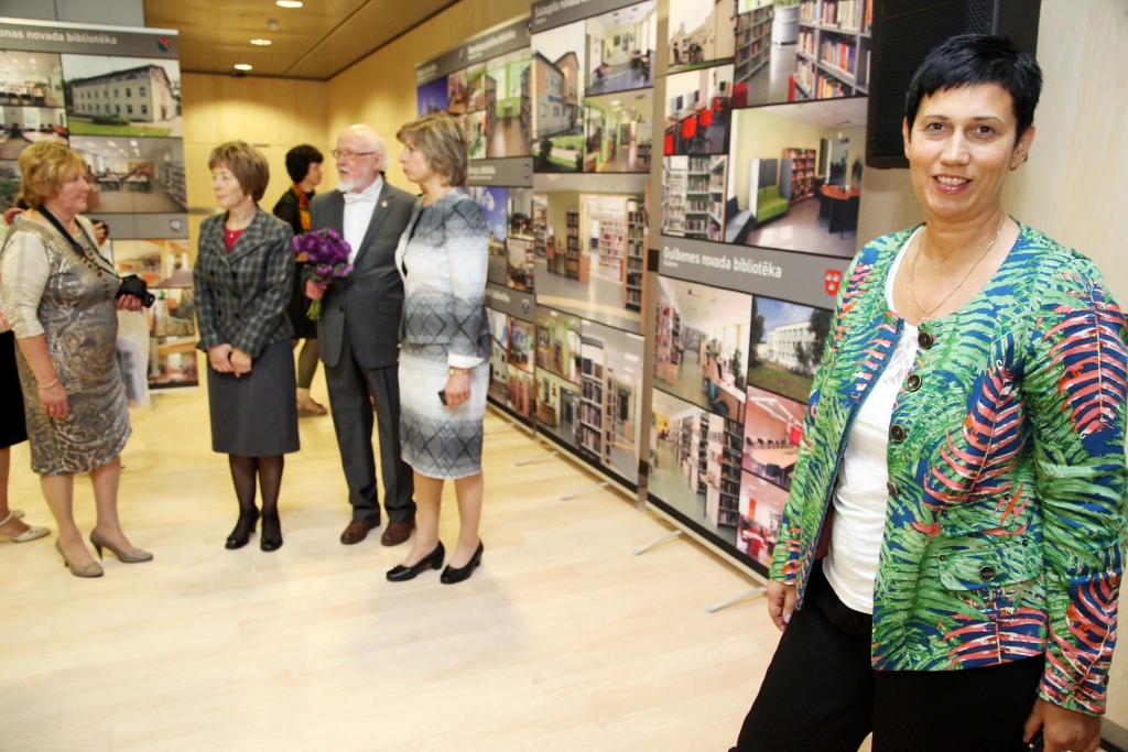 Vakar ar plašu programmu norisinājās Latvijas Nacionālās bibliotēkas atklāšanas nedēļas Novadu diena. Viens no centrālajiem notikumiem – fotoizstādes “Latvijas mazā Gaismas pils” atklāšana. Gulbenes novada bibliotēkas direktore Antra Sprudzāne uzsver, ka izstāde veidota, lai parādītu, kā bibliotēkas mainījušās pēdējo gadu laikā. Savukārt izstādes rīkotāji uzsver, ka uzcelta ne vien jauna Nacionālās bibliotēkas ēka, arī Latvijas pilsētas un pagasti iegūst savas „vietējās Gaismas pilis”. 									  
Autors: Gatis Bogdanovs