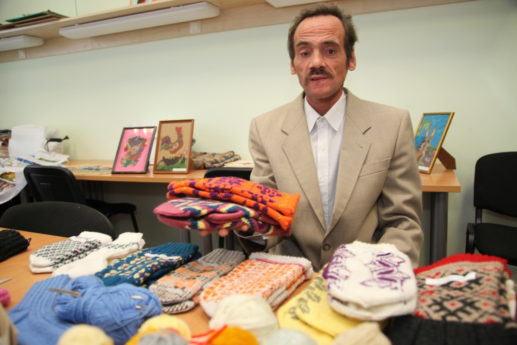 Aleksandrs Hrizanfovs ne mirkli nevar nosēdēt mierā. Viņš ne tikai ada, izšuj, glezno, bet ir arī ļoti saimniecisks. Labprāt pļauj zāli, kopj apkārtni 
Autors: Gatis Bogdanovs