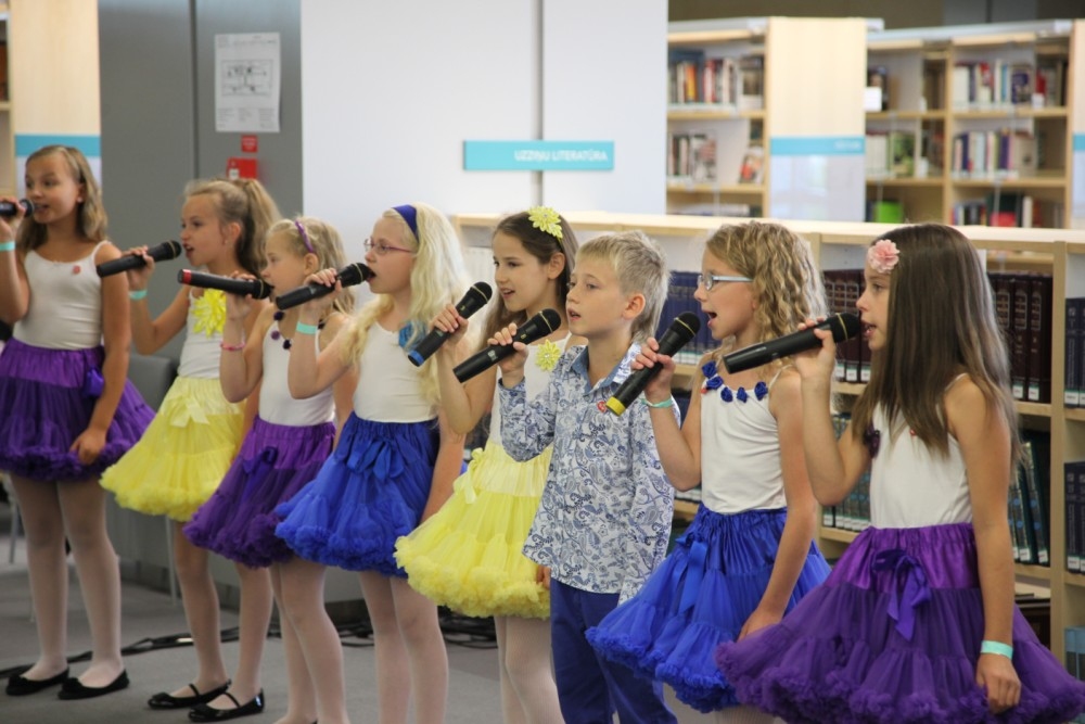 Kopā ar dažādiem kolektīviem no Vidzemes uzstājās arī Gulbenes kultūras centra bērnu popgrupas „Pipari” un „Ledenes”.
Autors: Gatis Bogdanovs