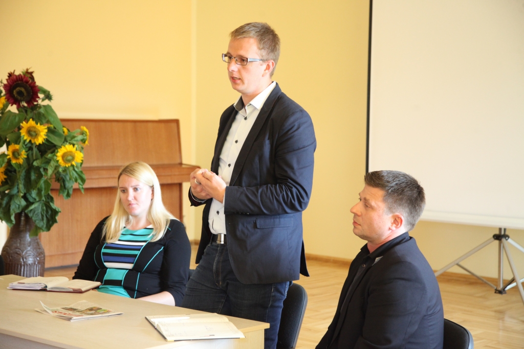 Gulbenes novada domes 3.stāva zāle bija pārpildīta, jo gan māju vecākie, gan pilnvarotās personas, gan citi ieinteresētie vēlējās uzzināt, kā veidosies sadarbība ar jauno sadzīves atkritumu apsaimniekotājfirmu SIA “Vides pakalpojumu grupa”, kas darbu Gulbenes novadā sāks 18.oktobrī. Uz tikšanos bija ieradies firmas direktors Guntars Levics (centrā), Gulbenes biroja vadītāja Marina Andrejeva un firmas izpildirektors Ģirts Baltrums. 
Autors: Gatis Bogdanovs