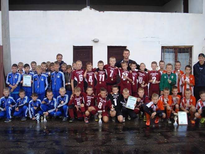 U-11 grupas godalgoto vietu ieguvējas komandas.
Autors: no personiskā arhīva