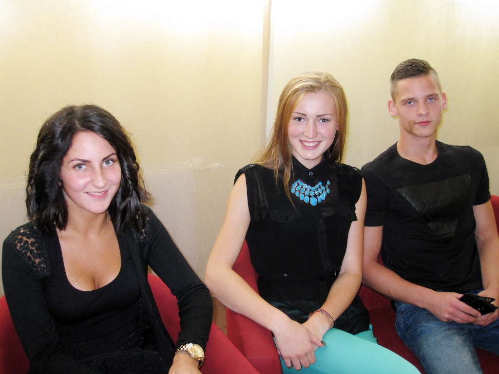 Ir patiesa interese par konkursu! Arī Kristīne Briede (no kreisās), Dana Vasiļenko un Andris Paņins piektdien bija atnākuši piedalīties konkursa “Mis un Misters Gulbene” atlasē.  	                         
Autors: Diāna Odumiņa