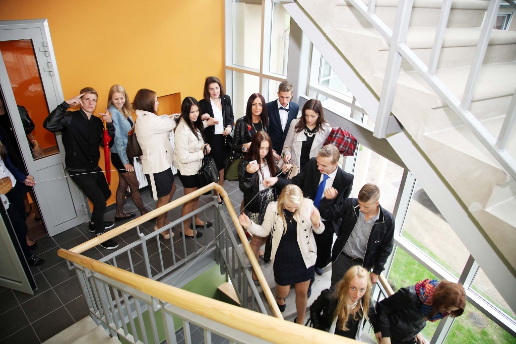 Turoties pie auklas, lai neapmaldītos un neradītu pārāk lielu drūzmu, Gulbenes novada valsts ģimnāzijas skolēni, skolotāji, vecāki un ciemiņi devās apskatīt jaunā mācību korpusa telpas. Netika slāpētas emocijas, ka tās ir gaišas, plašas un moderni aprīkotas.                             
Autors: Gatis Bogdanovs