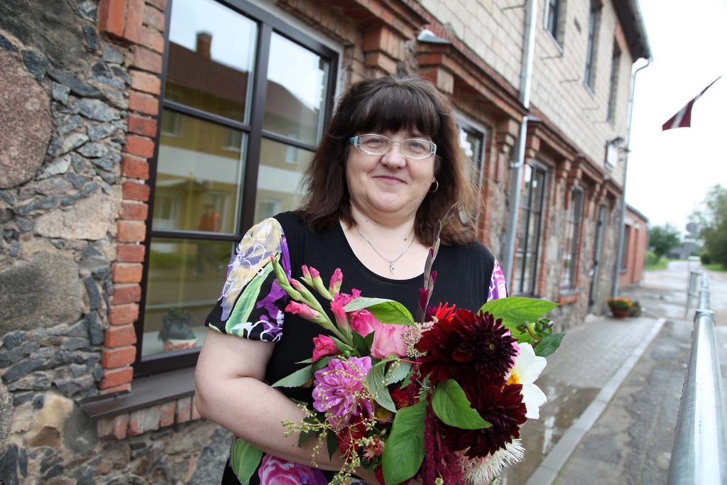 Stāķu pamatskolas skolotāja Zinta Vēciņa ir starp tiem pedagogiem, kuri saņēma Izglītības un zinātnes ministrijas Atzinības rakstu. Izturību un enerģiju, kura tik ļoti nepieciešama pedagoga darbā, viņa smeļas dabā un pastaigās.								 
Autors: Gatis Bogdanovs