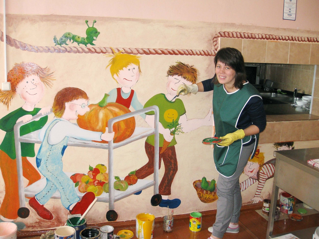 Māksliniece un skolotāja Evita Zālīte Gulbenes 2.vidusskolas ēdamzālē uzgleznojusi dzīvespriecīgu skolas ainu, kas apliecina: skolas bērni starpbrīžos drīkst būt arī draiskulīgi, ja vien šīs draiskulības ir ar pozitīvo lādiņu. 													
Autors: Diāna Odumiņa