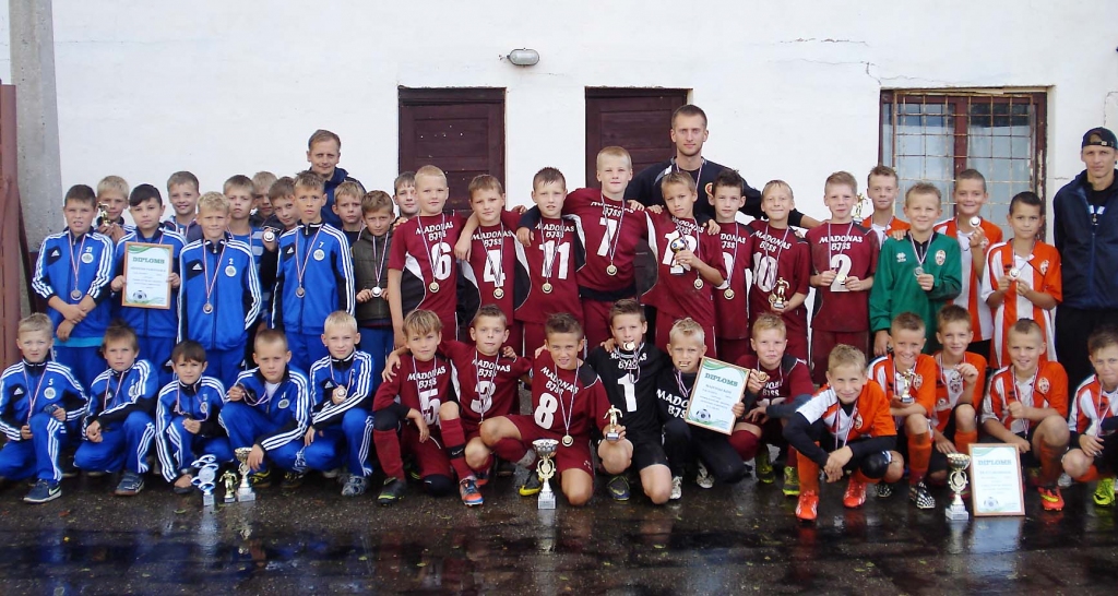 U-11 grupas godalgoto vietu ieguvējas komandas. 							         
Autors: no personiskā arhīva