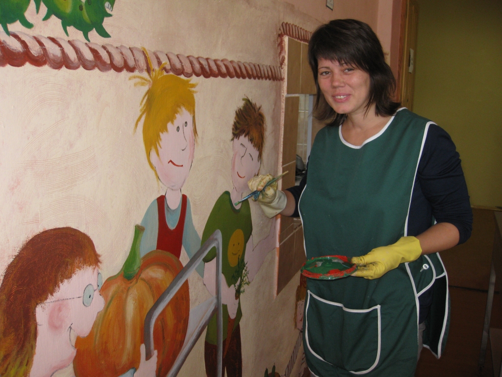 Māksliniece un skolotāja Evita Zālīte Gulbenes 2.vidusskolas ēdamzālē uzgleznojusi dzīvespriecīgu skolas ainu, kas apliecina: skolas bērni starpbrīžos drīkst būt arī draiskulīgi, ja vien šīs draiskulības ir ar pozitīvo lādiņu.
Autors: Diāna Odumiņa