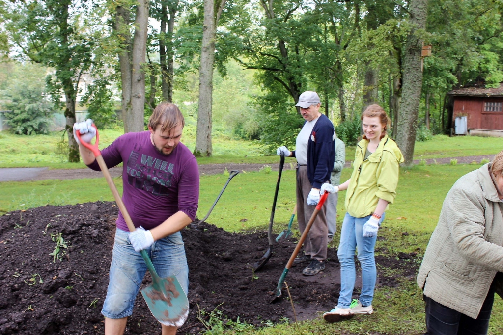 Čaklu roku talkā netrūka. Tam arī ir rezultāts, jo tagad pie Gulbenes veco ļaužu dzīvojamās mājas cilvēkus priecē mūžzaļo augu un košumkrūmu dobes. 				          
Autors: no personiskā arhīva