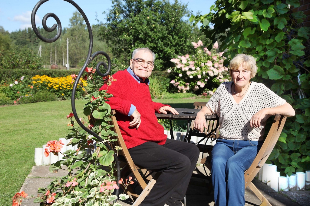 Lejasciema pagasta Miera ielā 11 dzīvo un saimnieko Inta Balode un viņas dzīvesbiedrs Sarmis Mednis. Divdesmit gadu laikā viņi ir izveidojuši skaistu un krāšņu dārzu, kurā aug tik daudz dažādu augu, ka saimnieki pat nemēģina tos saskaitīt, tāpēc to noteikti var uzskatīt par kolekciju dārzu. Augi atceļojuši no dažādām stādaudzētavām, ekskursijām, puķu draugu rīkotajiem pasākumiem, pasūtīti internetā, iegūti no vietējiem un aizrobežu augu kolekciju veidotājiem, visbeidzot iemainīti ar kaimiņiem. Tagad, kad atliek brīvs brīdis, Inta un Sarmis labprāt apsēžas pie āra galda, lai visu pārlūkotu, papriecātos un kaltu jaunus plānus.   										    
Autors: Gatis Bogdanovs