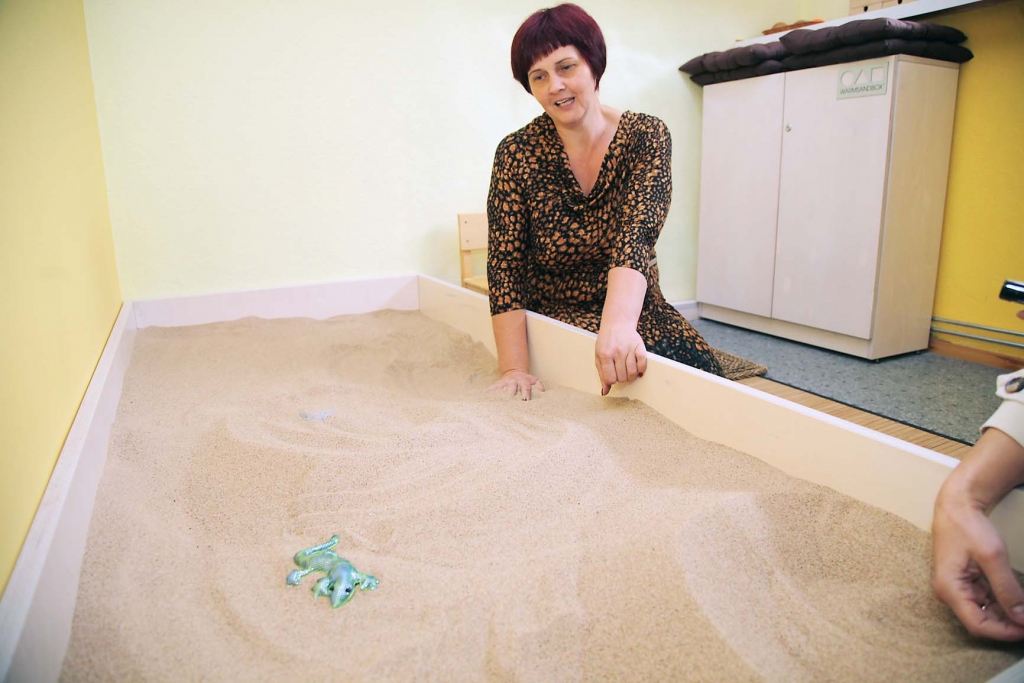 Bērnudārza “Auseklītis” vadītāja Vija Pušķe “Dzirkstelei” rāda un stāsta par silto smilšu terapijas labajām īpašībām.								
Autors: Gatis Bogdanovs