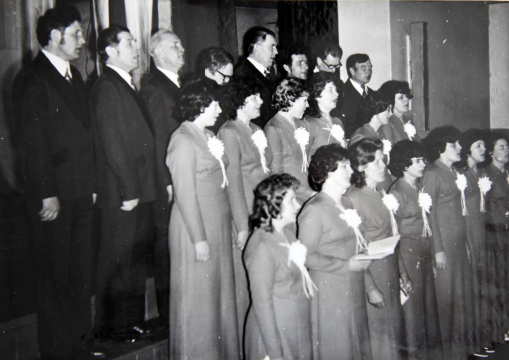 Galgauskas tautas nama jauktais koris dibināts 1976.gadā. Tajā bija 24 dziedātāji. Kolektīvs ir piedalījies divos lielajos Dziesmu svētkos Rīgā. 				  
Autors: no Galgauskas bibliotēkas arhīva