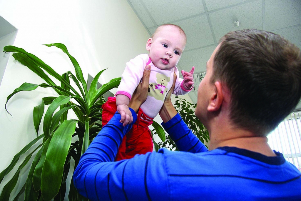 Tēvu atbalsta grupas mērķis ir mudināt vīriešus aktīvi iesaistīties bērna audzināšanā.  
Autors: Agris Samcovs 