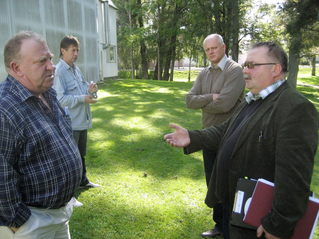 Prāta vētra! Tā vakar reaģēja Gulbenes novada deputāti Andris Apinītis (no kreisās), Zintis Mezītis un Ivars Kupčs. Sporta skolas direktors Māris Čakars ne tikai izklāstīja ideju, bet arī parādīja dabā vietu, kur peldbaseinam vajadzētu atrasties.                                                          
Autors: Diāna Odumiņa