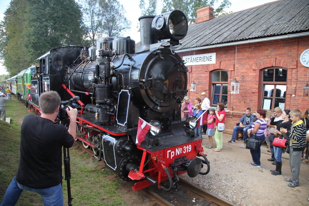 Uzmanības centrā vienmēr un tikai bānītis! Tā šajos svētkos bija, ir un būs. Šoreiz Bānīša svētki bija īpaši, jo tajos pirmo reizi pēc restaurācijas piedalījās tvaika lokomotīve “Ferdinands”. 	
Autors: Gatis Bogdanovs