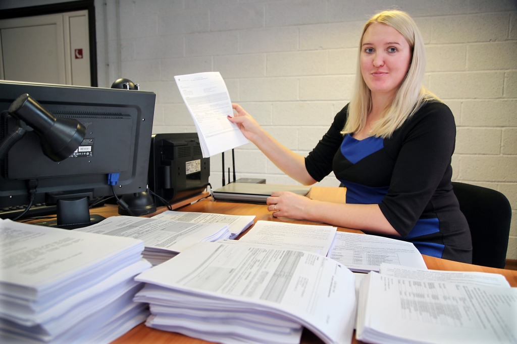 SIA „Vides pakalpojumu grupa” Gulbenes biroja vadītāja Marina Andrejeva šobrīd vārda vistiešākajā nozīmē peldas sadarbības līgumu jūrā. Jaunā sadzīves atkritumu apsaimniekotāja firma ir uzsākusi līgumu slēgšanu ar privāto māju saimniekiem un daudzdzīvokļu māju iedzīvotājiem. 
Autors: Gatis Bogdanovs