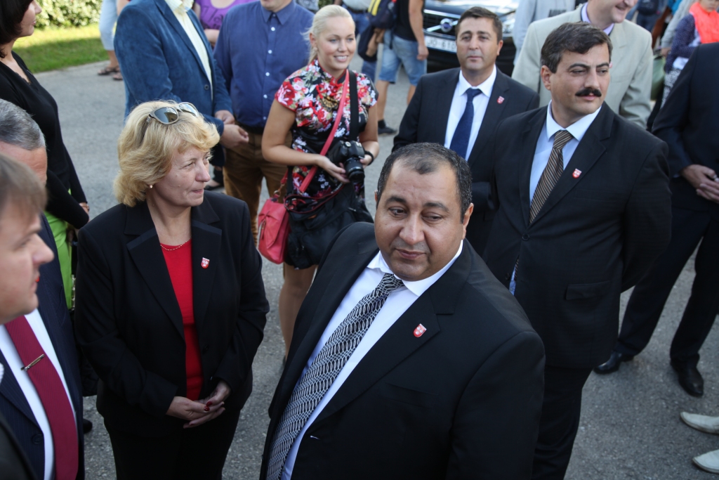 Brīvā stilā. Azerbaidžānas Republikas Hizi rajona izpildvaras vadītājs Hazars Aslanovs (no labās priekšplānā) un viņa delegācija apmeklēja arī Bānīša svētkus un pat brauca bānītī. 
Autors: Gatis Bogdanovs