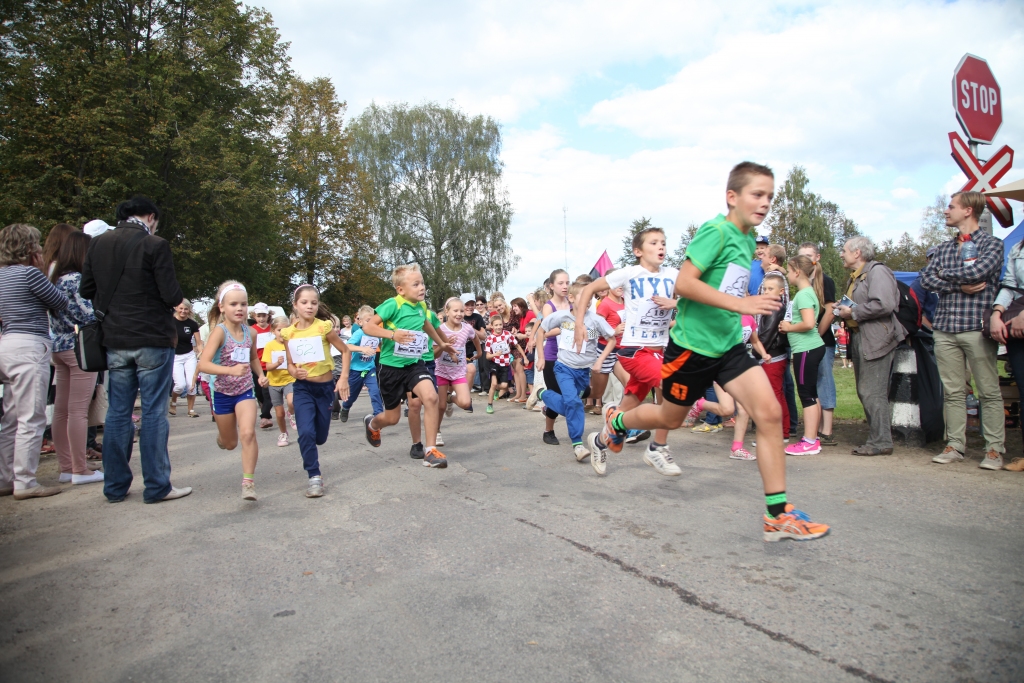 Pirmie uz starta stājās paši jaunākie skrējēji (10 gadus veci un jaunāki) - 14 zēni un 12 meitenes, lai pārbaudītu savu sportisko meistarību 1 kilometra distancē. 	
Autors: Gatis Bogdanovs