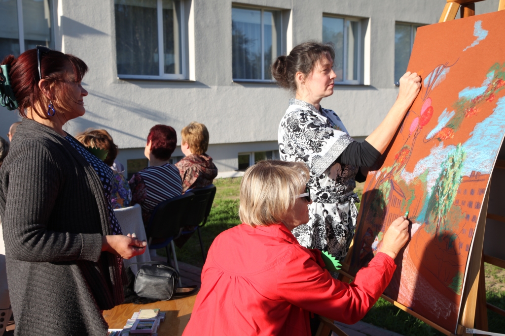 Mākslinieces Rudītes Liepiņas (no kreisās) vadītajā plenērā tapa glezna, kurā savu krāsu triepienu ielika visi, kuri to vēlējās. Glezno dzejniece Īrisa Puidze no Lejasciema (priekšplānā) un  dzejniece Evita Lūse. 
Autors: Gatis Bogdanovs