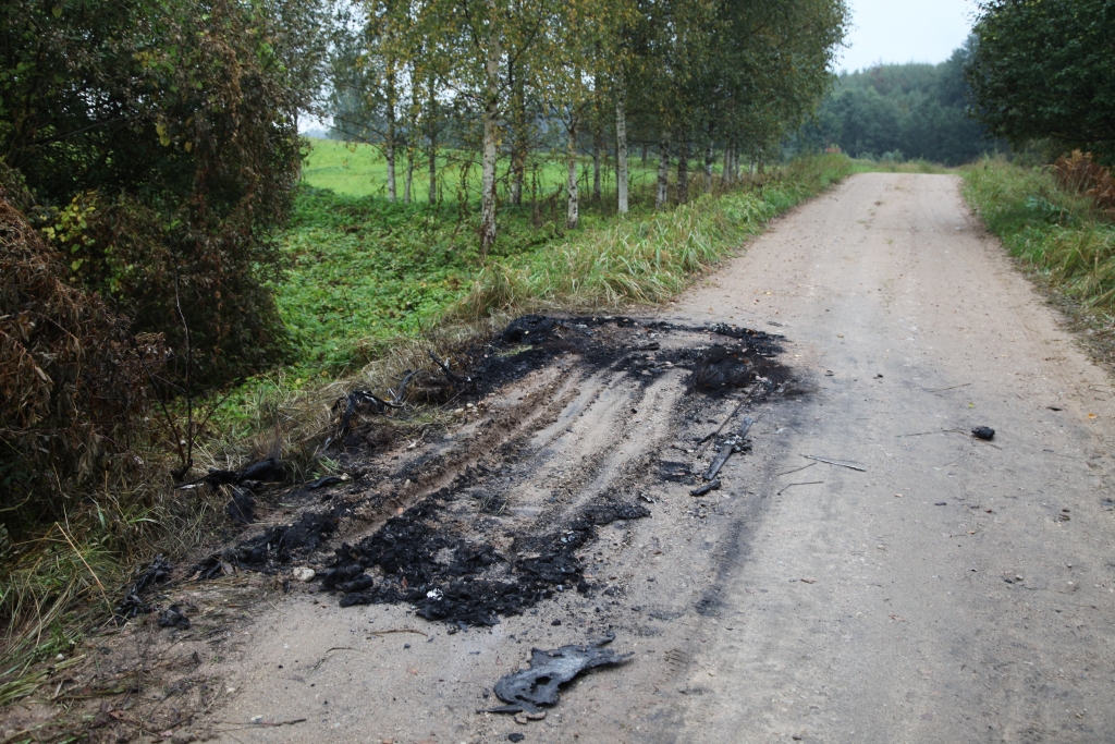 Iespējamais vaininieks automašīnu aizdedzināja uz ceļa netālu no Krapas centra.
Autors: Gatis Bogdanovs