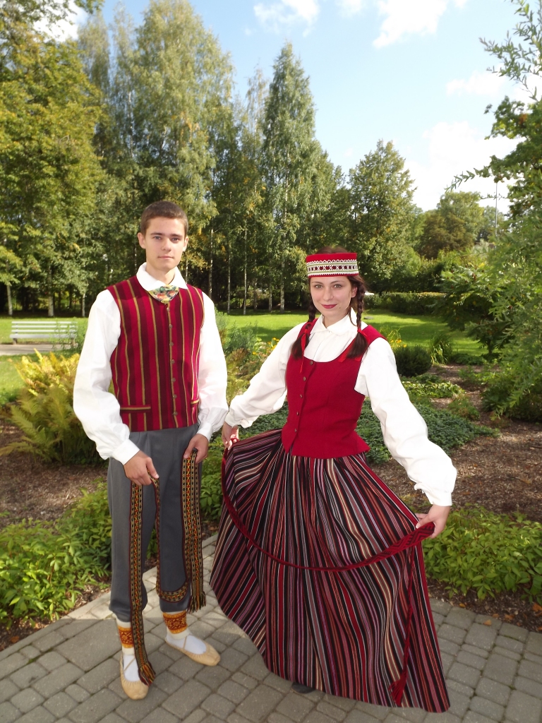 Tērpus demonstrē Laura un Regnārs. 
Autors: no personiskā arhīva