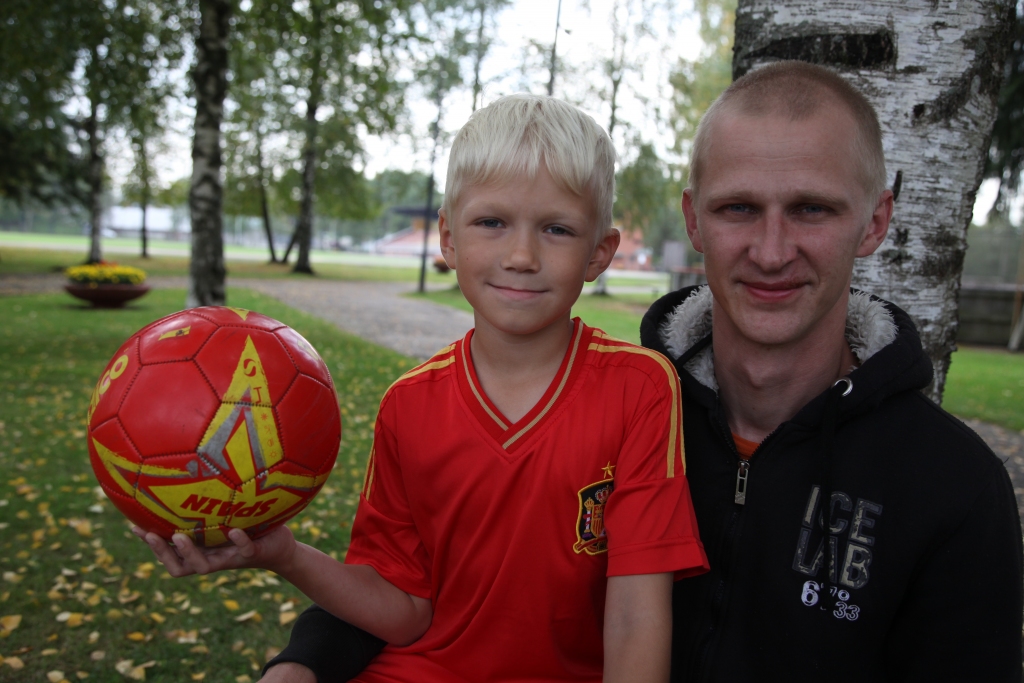 Mans tētis ir vislabākais, vismīļākais, visatbildīgākais, vislabākais sarunubiedrs, mēs kopīgi darām dažādus darbus un spēlējam spēles, viņš dod vislabākos padomus. Tā par savu tēti noteikti teiktu daudzi bērni. Šoreiz Tēva dienas priekšvakarā tikāmies ar divu bērnu tēti Lauri Krēsliņu. Šogad jau sesto gadu svētdien, 14.septembrī, arī Latvijā, tāpat kā daudzās Eiropas valstīs, tiks svinēta Tēva diena. Tās mērķis ir atgādināt, ka tēvam ir jābūt gandarītam un lepnam par savu ģimeni un bērniem. Gulbenietis Lauris Krēsliņš tāds ir. To novērtē ne tikai dēls Reinis, bet arī meita Marta un dzīvesbiedre Sandra, kuru fotografēšanās brīdī nebija klāt. “Mans tētis ir pats labākais, jo viņš ir ļoti izpalīdzīgs,” saka Reinis.   
Autors: Gatis Bogdanovs