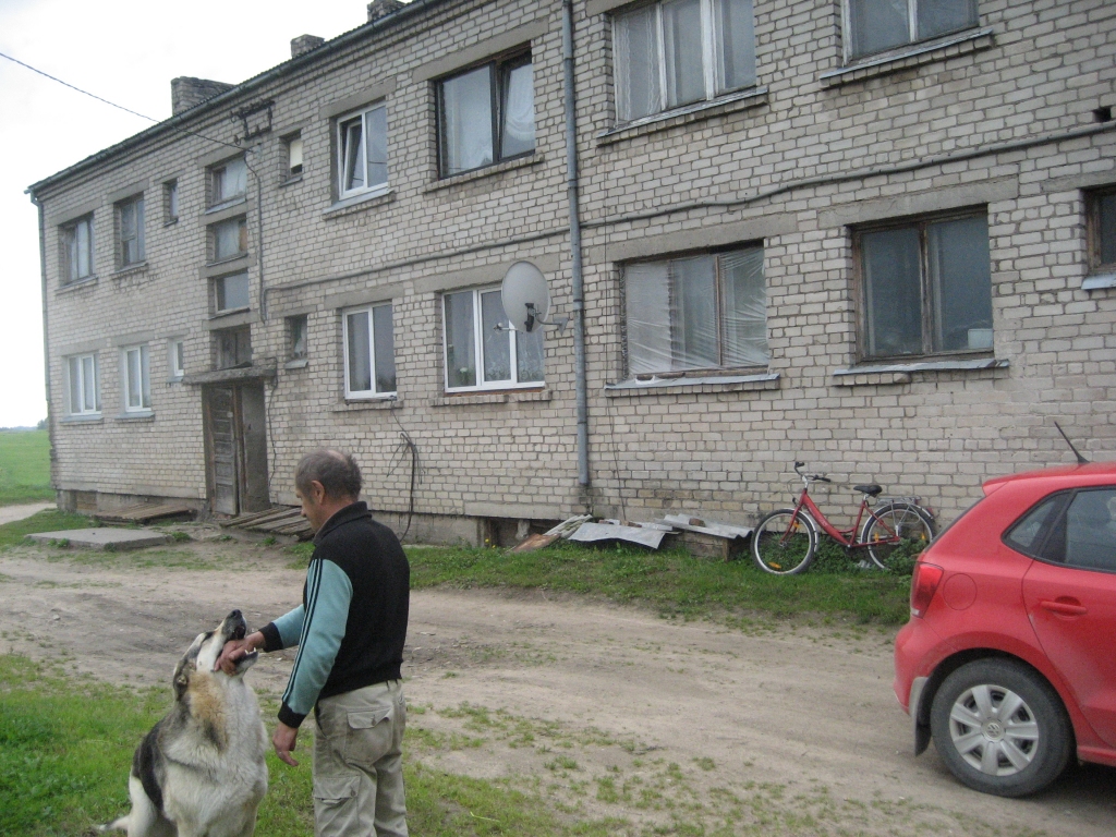 Tesa skumst pēc sava saimnieka un nesaprot, kāpēc viņa nav mājās. Saimnieku aizturējusi policija. Kaimiņi Rimstavu “Pamatos” draudzīgi sadzīvo gan ar Tesu, gan ar aizturētā vīrieša tuviniekiem un izsaka nožēlu par notikušo, kā arī meklē izskaidrojumu tam. 	
Autors: Diāna Odumiņa