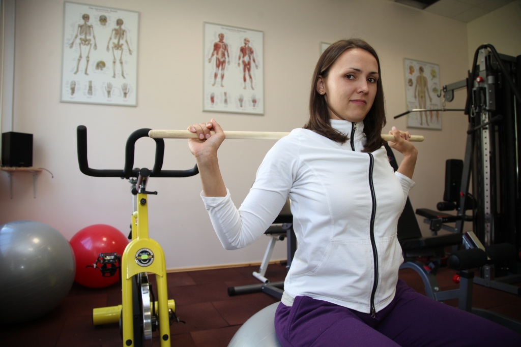 “Jauniešu parastā kļūda trenažieru zālē ir tāda, ka uzreiz sāk cilāt svarus, bet sākumā vajag iesildīties! Kaut vai uz velotrenažiera izmīties, pavingrot, lai iesilst locītavas!” saka Ingvilda Stībele. 
Autors: Gatis Bogdanovs