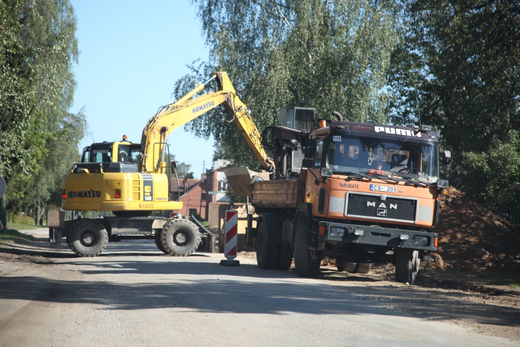 Lejasciema pagasta centra iedzīvotāji ir gatavi šobrīd paciest neērtības, jo zina, ka pēc tam mājokļus varēs pieslēgt centrālajam ūdensvadam un kanalizācijas sistēmai. 
Autors: Gatis Bogdanovs