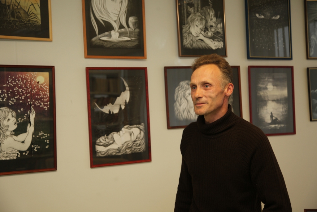 “Es zīmēju tad, kad neviens mani netraucē,” saka mākslinieks Zintis Purens. Savulaik, strādādams tehniskās inventarizācijas birojā Balvos, viņš pārliecinājies, ka tuša un spalvas var kalpot ne tikai rasējumiem, bet arī mākslas darbu radīšanai. 	
Autors: Gatis Bogdanovs  