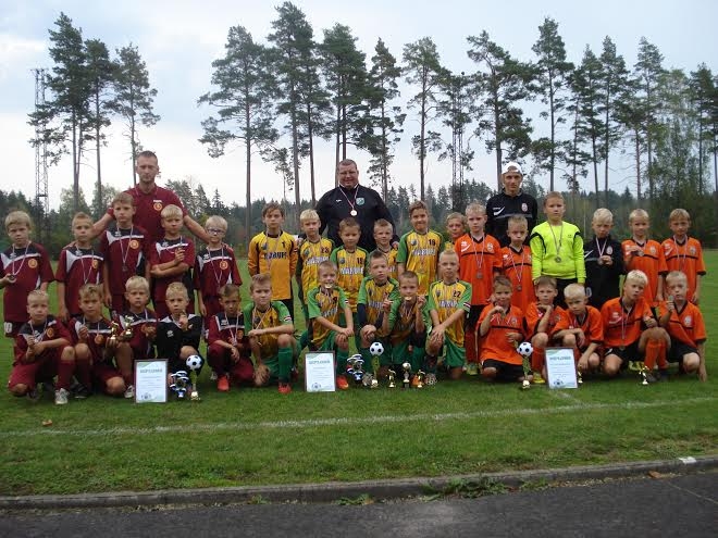  Godalgoto vietu ieguvējas komandas Latvijas Ziemeļaustrumu reģiona U-9 vecuma grupas čempionātā (no kreisās): Madonas BJSS, FK Mārupe, FB Gulbene/BJSS.
Autors: no personiskā arhīva