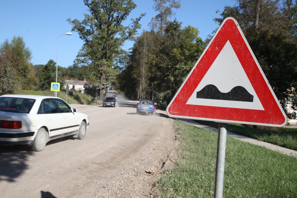 Laikam nav tāda autovadītāja, kurš nav sūkstījies, braucot pa Brīvības ielas posmu, kas ir netālu no slimnīcas. Varam tikai cerēt uz labu laiku, jo tad šis posms tiks sakārtots jau pavisam drīz.
Autors: Gatis Bogdanovs