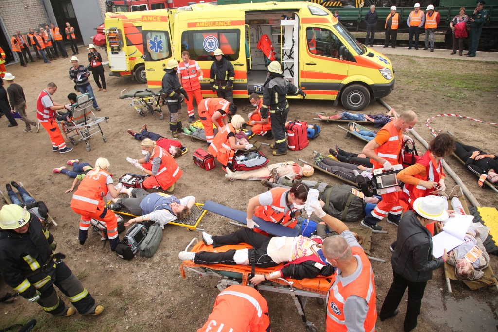 Pagājušajā nedēļā ar vērienīgas dzelzceļa katastrofas imitāciju Daugavpilī sākās starptautiskas neatliekamās medicīniskās palīdzības un ārkārtas situāciju medicīnas mācības “Dzīvības cena”, uz turieni devās arī Gulbenes mediķu brigāde: A.Stubailova, Ilze Kalniņa un Raitis Gusārs.
Uz dzelzceļa sliedēm tika izspēlēta lomu spēle “Negadījums ar daudziem cietušajiem”. Inscenētajā vilciena katastrofā cieta 50 cilvēki.  Gulbenieši piedalījās arī Neatliekamās medicīniskās palīdzības brigāžu sacensībās. “Guvām ne tikai ļoti vērtīgu pieredzi, bet sacensībās, kurās kopumā piedalījās 25 brigādes, Gulbenes brigāde uzrādīja labāko sniegumu,” “Dzirkstelei” saka mediķe Alīna Stubailova. 
Autors: NMP dienesta arhīva