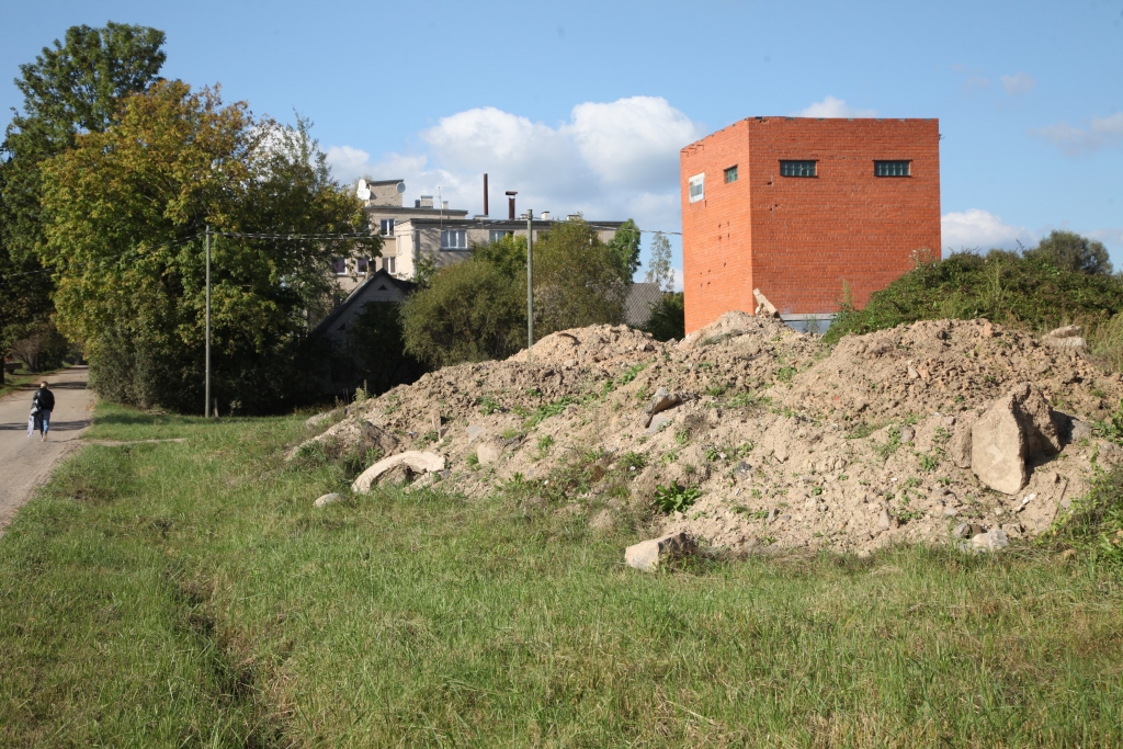 SIA „RCI Gulbene” sola, ka jau šajā rudenī lielās kaudzes tiks izlīdzinātas, uzbērta zeme un uzsēta zāle. 
Autors: Gatis Bogdanovs