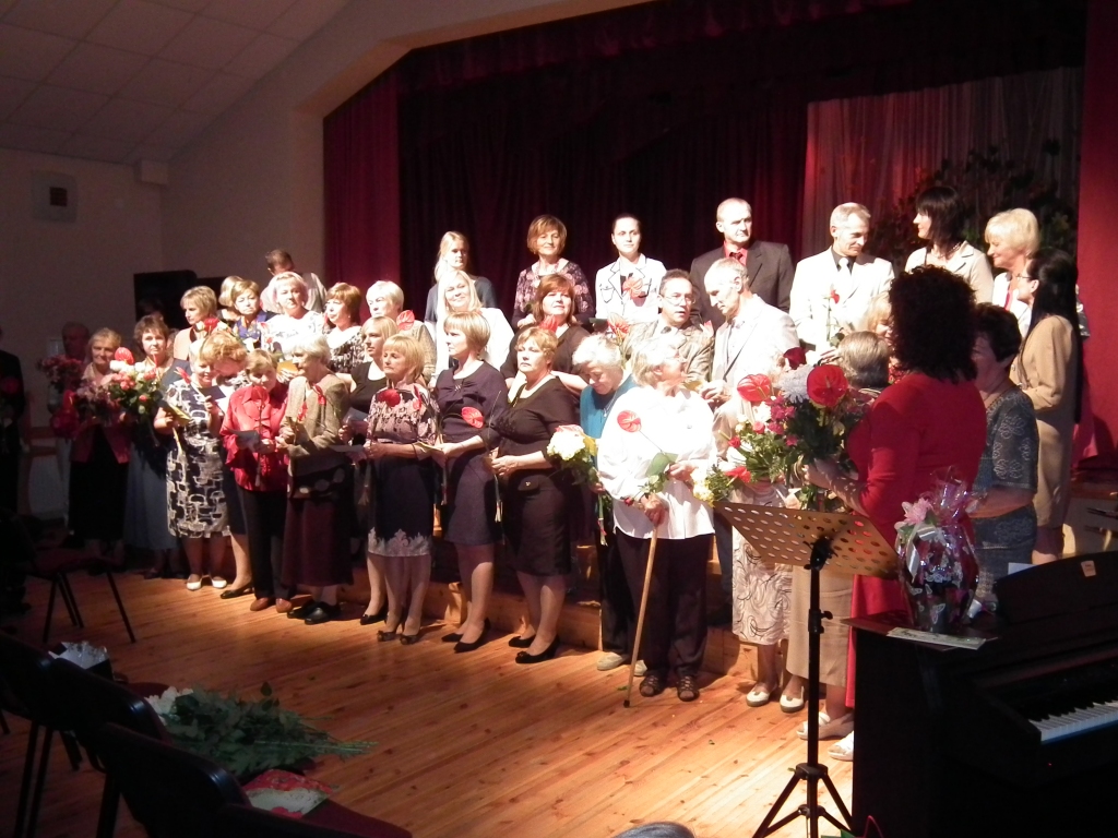 Lejasciema vidusskolu šie absolventi vienmēr sauks par savējo, vismīļāko, gaišāko un labāko. 
Autors: no skolas arhīva