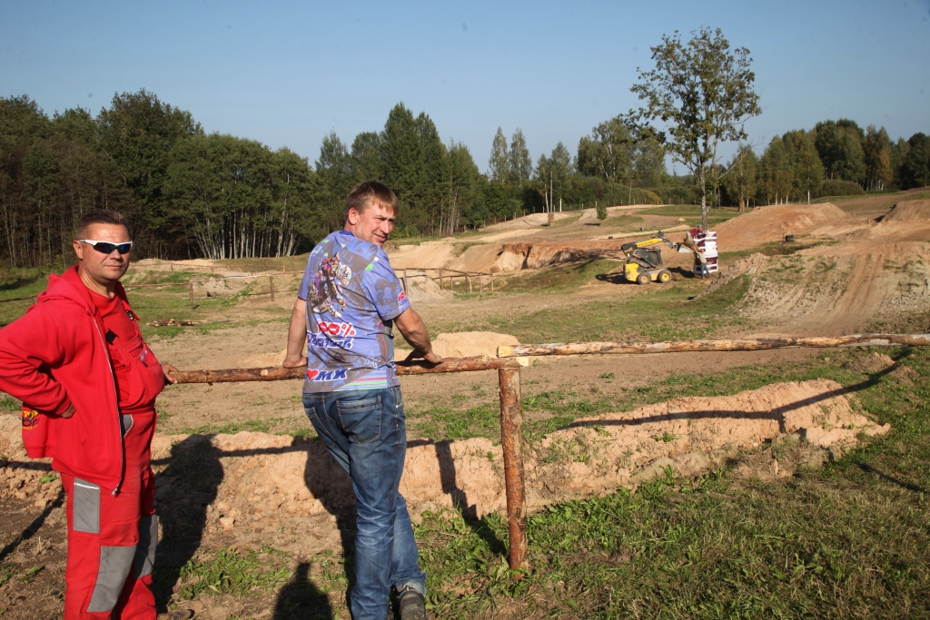 Trasē šobrīd vēl notiek pēdēji sagatavošanās darbi. Sacensību organizators Gundars Rubenis tos pārspriež ar MK “Motokruīzs” valdes locekli Ēriku Eizānu. 
Autors: Gatis Bogdanovs