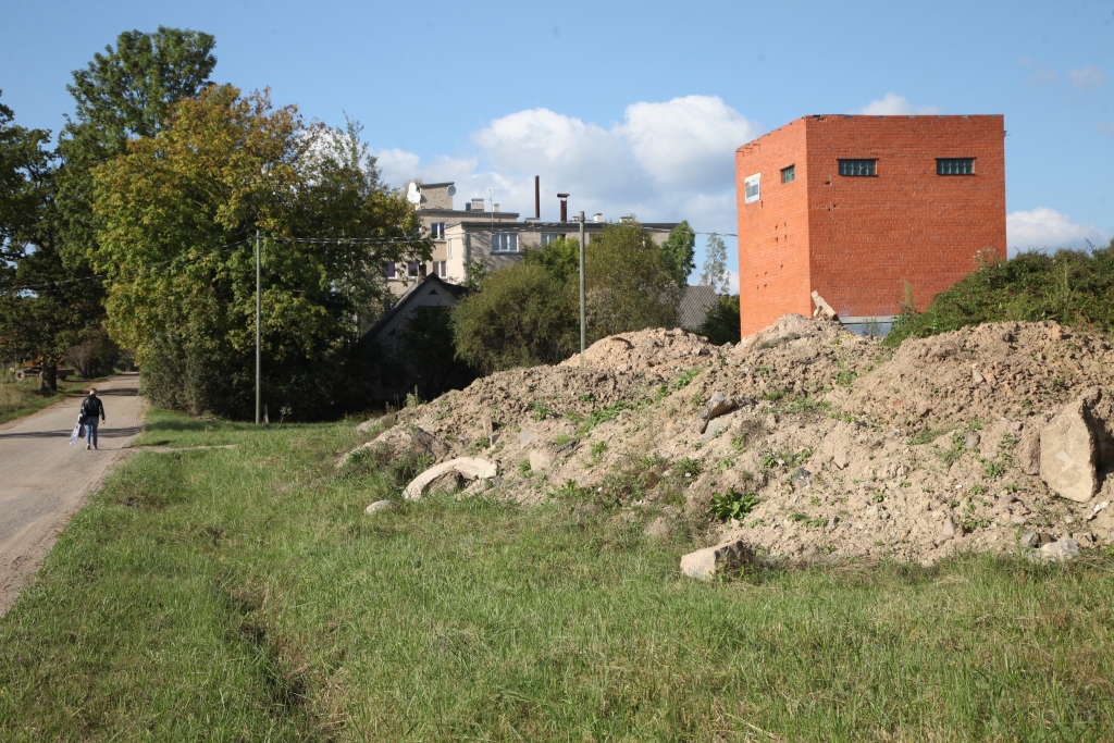 SIA „RCI Gulbenes” sola, ka jau šajā rudenī lielās kaudzes tiks izlīdzinātas, uzbērta zeme un uzsēta zāle.
Autors: Gatis Bogdanovs