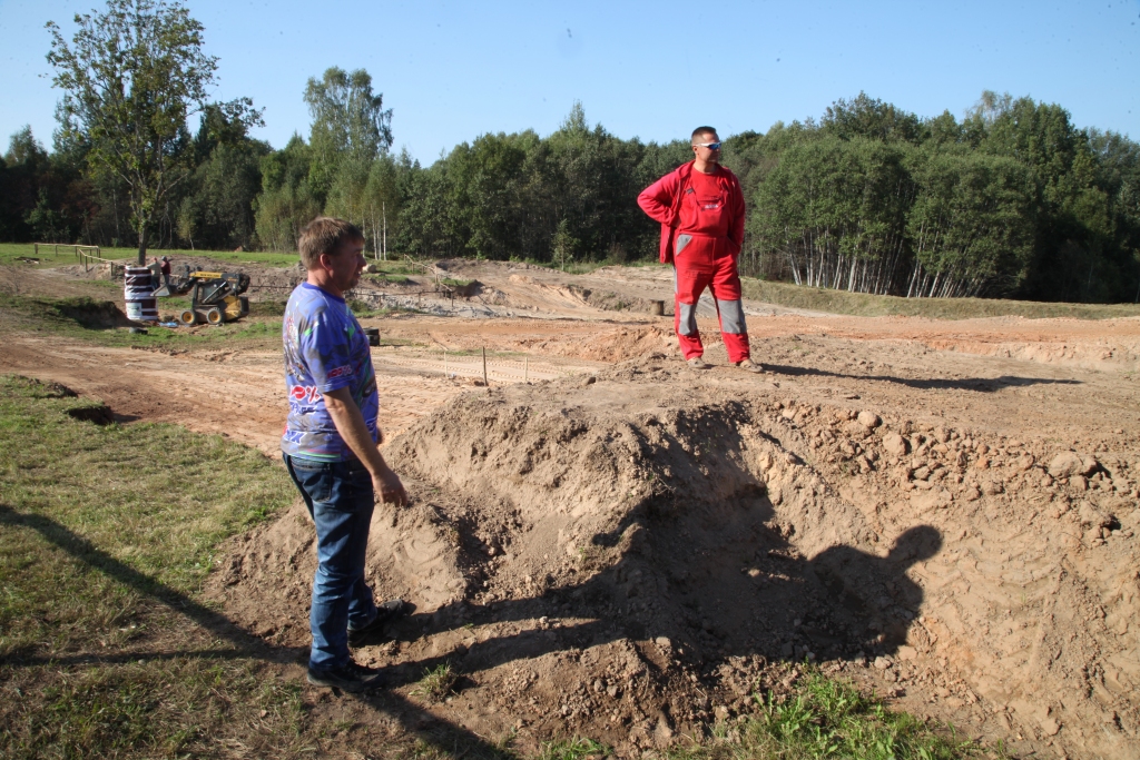 Trasē vēl notiek pēdējie sagatavošanas darbi. Sacensību organizators Gundars Rubenis to pārspriež ar MK 