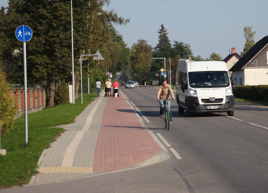 Rekonstruējot ielas pilsētā, vairākās vietās ir izbūvēti arī veloceliņi. Tiesa, autovadītāji saka, ka velosipēdisti veloceliņus izmanto nelabprāt un tik un tā pārvietojas pa ielas braucamo daļu. Paši velosipēdisti savukārt atzīst, ka braukšana pa veloceliņiem neesot ērta, jo tie ir bruģēti, nevis asfaltēti. Taču velosipēdistiem ir aizliegts braukt pa ceļu, ja blakus atrodas veloceliņš.	
Autors: Gatis Bogdanovs
