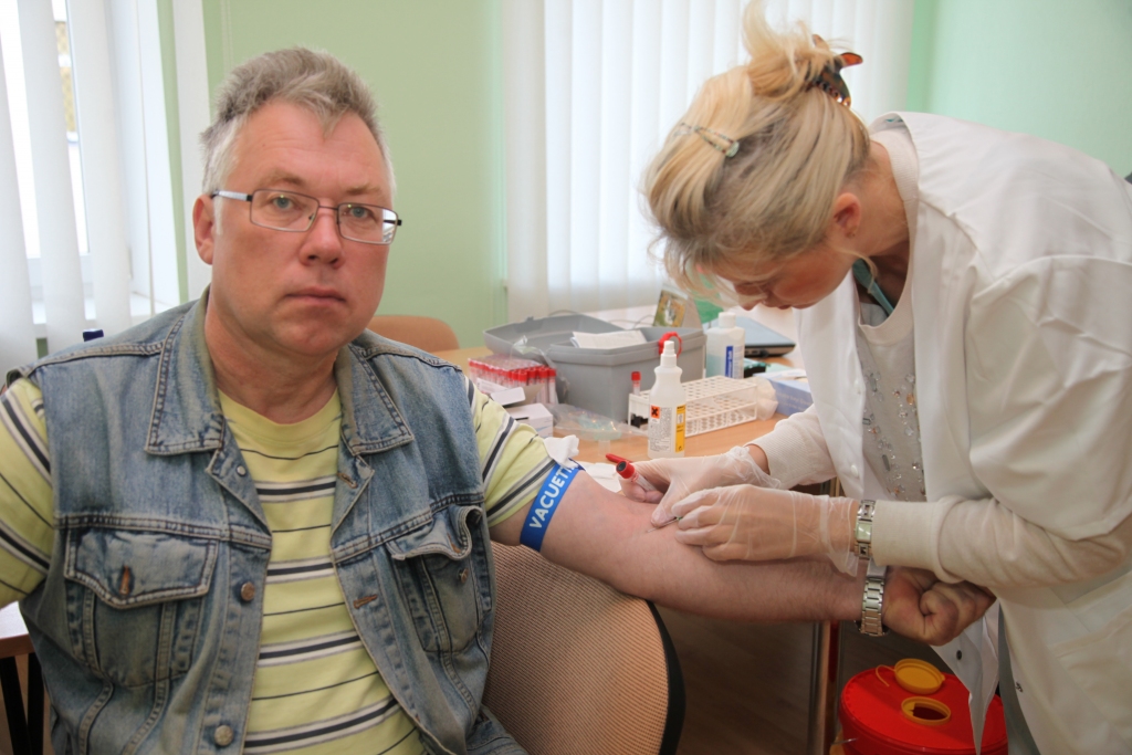 Mediķi ikvienu aicina rūpēties par savu veselību laikus. Šajās dienās vīriešiem tika dota iespēja par brīvu veikt prostatas specifiskā antigēna jeb PSA testu, nododot asins analīzes. To izmantoja arī gulbenietis Guntars Eniks.
Autors: Gatis Bogdanovs