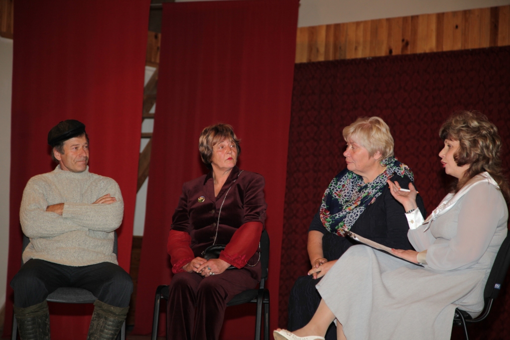 Sestdienas vakarā Galgauskas kultūras nams svinēja 90.gadu jubileju. Kavējoties atmiņās par vēsturi, sevi rādīja tie pašdarbnieki, kas šodien kāpj uz skatuves. Lomās iejūtas amatierteātra aktieri: pats Galgauskas pagasta pārvaldnieks Jānis Biezais un kultūras nama tagadējā saimniece Sarmīte Muižniece, kā arī Inese Svece un Ineta Jūga.   
Autors: Ginta Alberte