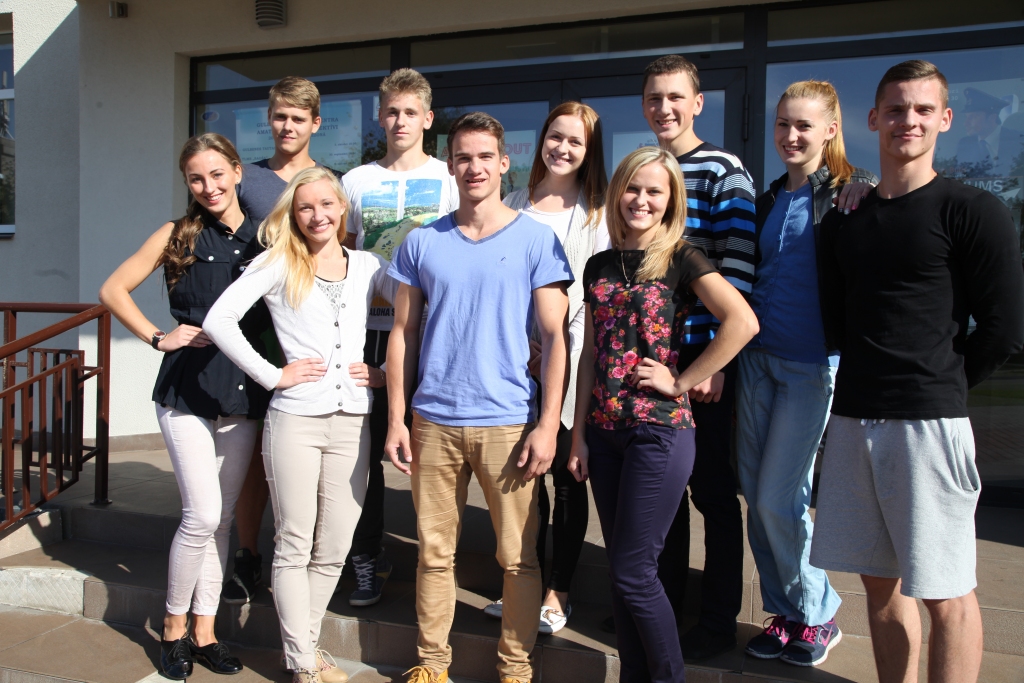 Konkursa finālā par balvām un tituliem cīnīsies Elīza Ļistopada (pirmajā rindā no kreisās), Arita Piļka, Jānis Stībelis, Dace Cepurīte, Andris Paņins, Elvijs Smirnovs (otrajā rindā no kreisās), Kirils Stepanovs, Alise Borodkina, Matīss Brenčs, Dana Vasiļenko. 
Autors: Gatis Bogdanovs