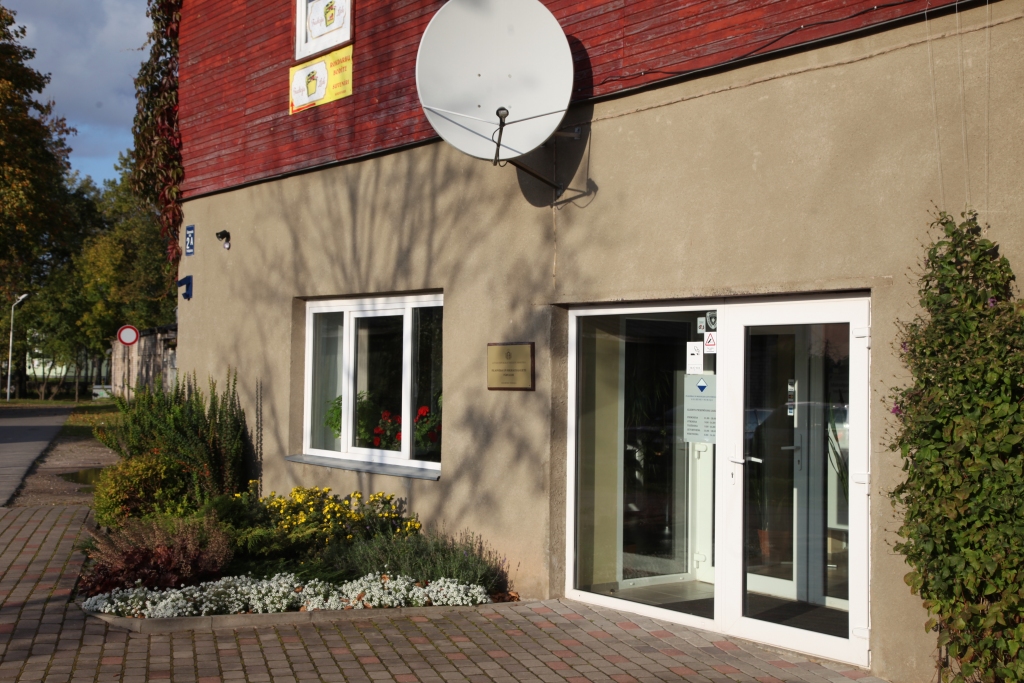 Lai piedalītos vēlēšanās, tiem, kam ir identifikācijas kartes, tagad ir jādodas uz Pilsonības un migrācijas lietu pārvaldi pēc vēlētāja apliecības. Laika vairs nav īpaši daudz, un vēlētājus satrauc tas, ka ne visi var uz turieni tikt.	
Autors: Gatis Bogdanovs